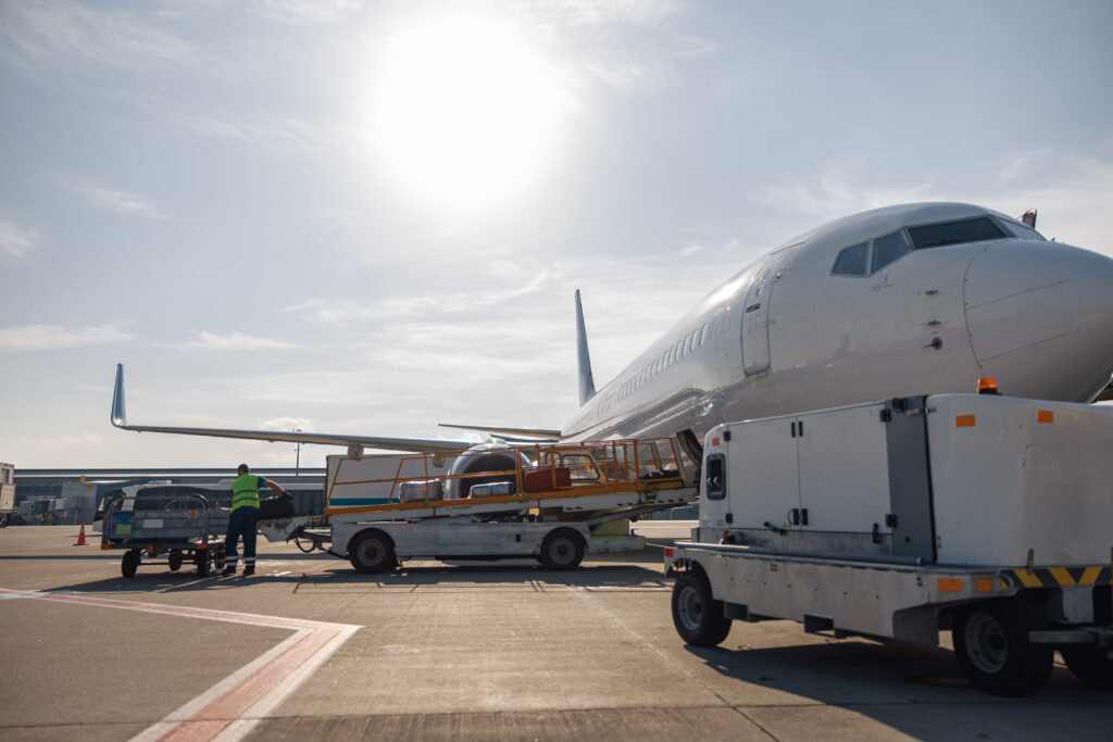 Airplane loading cargo for the repatriation of a body.