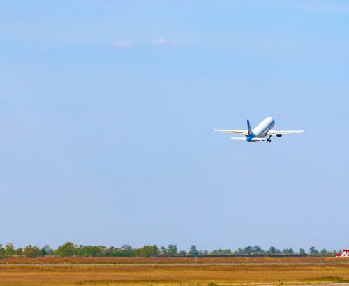 Commercial airplane taking off with evacuated employees.